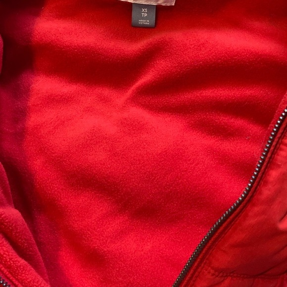 Old Navy women’s Red Puffer Vest with fleece lining. - Picture 6 of 7